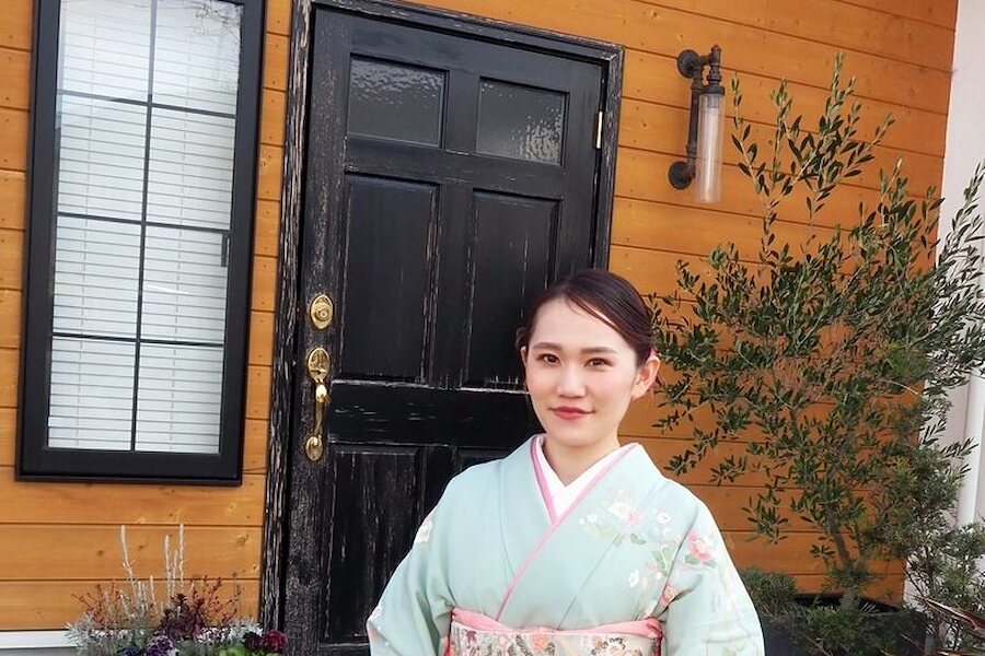 淡い色の訪問着をまとったお母さま