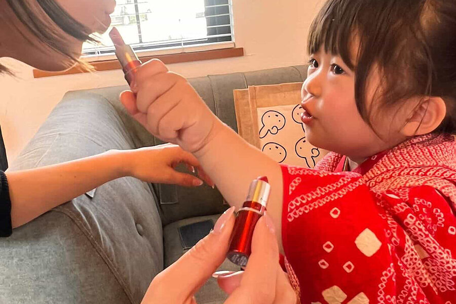 サロンでメイクを受けているところ