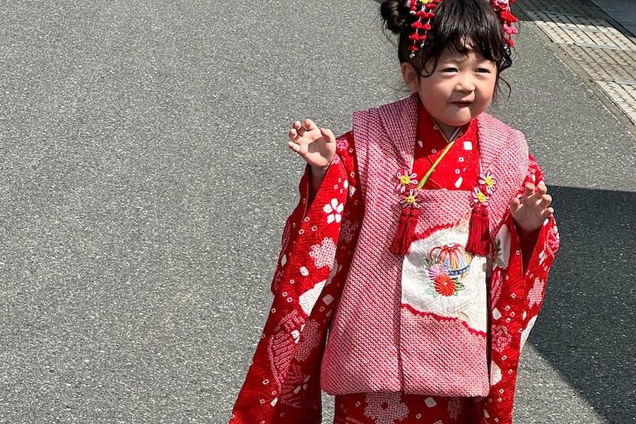 着物姿で歩くお子さま