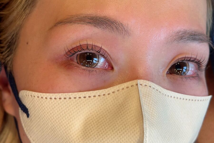 パリジェンヌラッシュリフト施術後の目元。まつ毛が根元から立ち上がっている