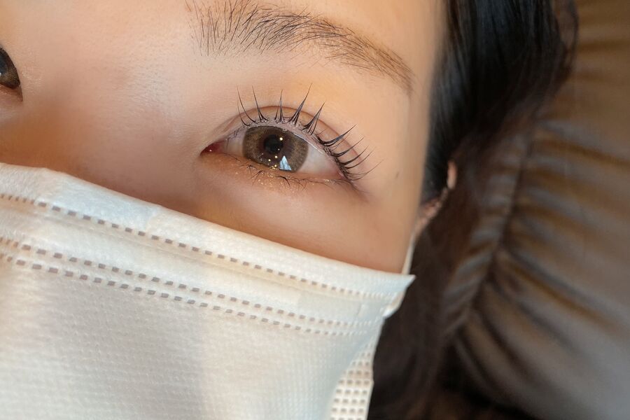 下向きだったまつ毛が根元から上を向いた、施術後の目元