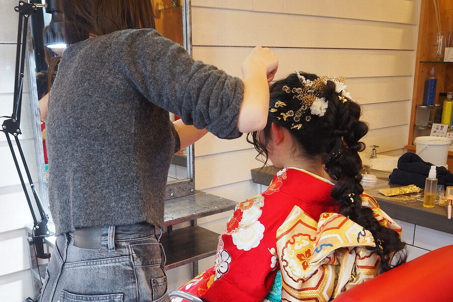 写真撮影前のヘアメイク