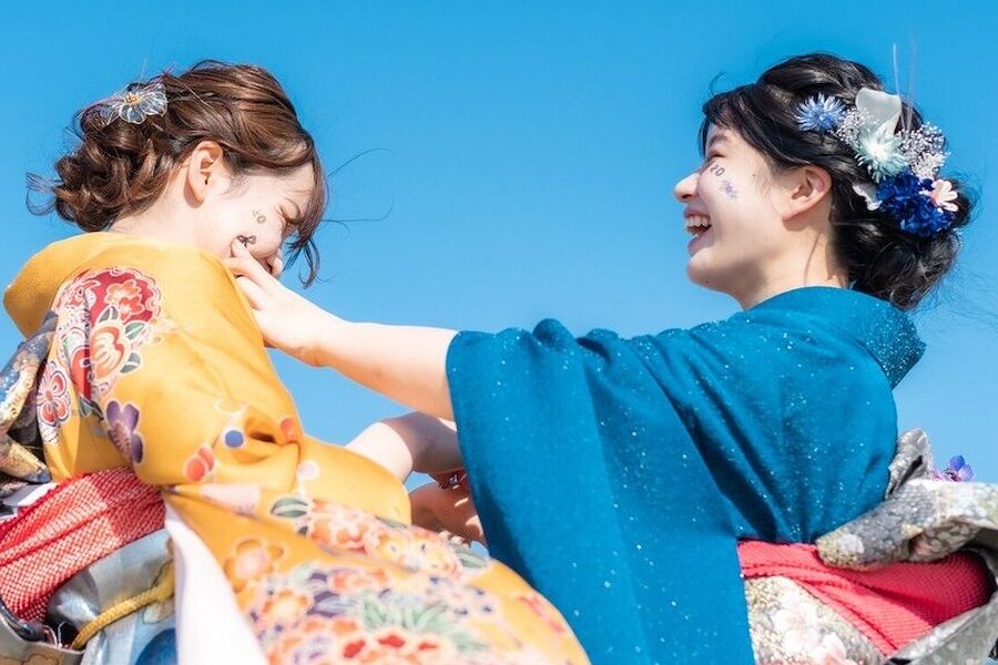 着物姿で笑い合うお二人。糸島のlovelyeで着付けとヘアセットを
