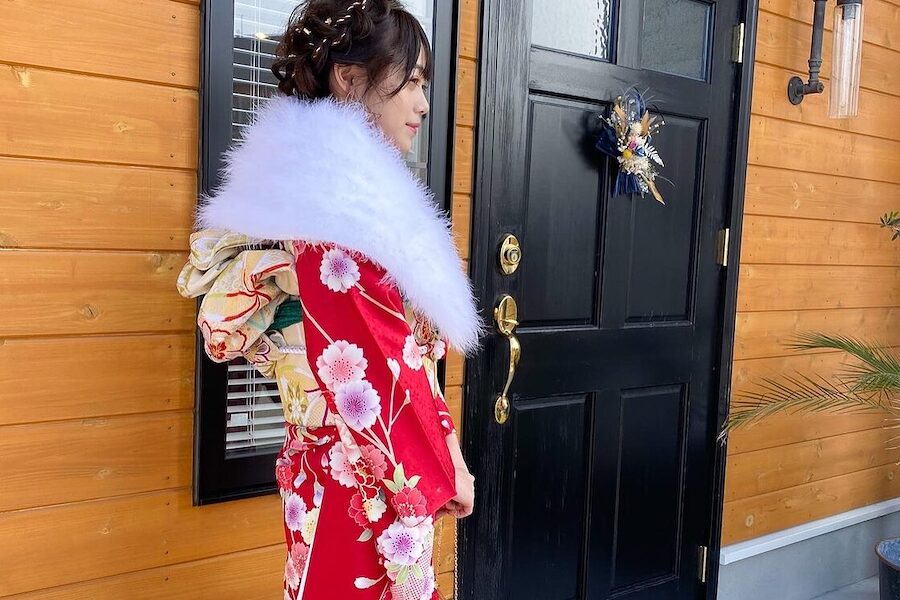 振袖に白いファーショールを合わせた成人式の装い