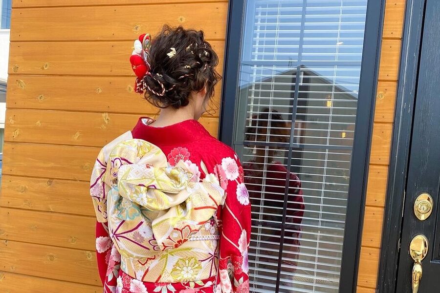 成人式の振袖姿の後ろ姿。まとめ髪と帯結び