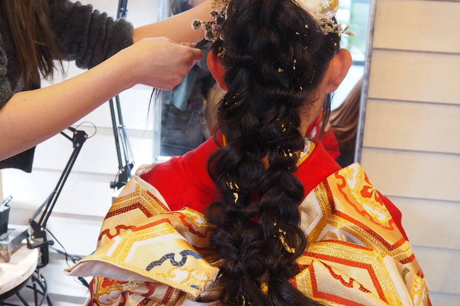 成人式の振袖ヘアセット。編み下ろしに金箔を散らしたところ
