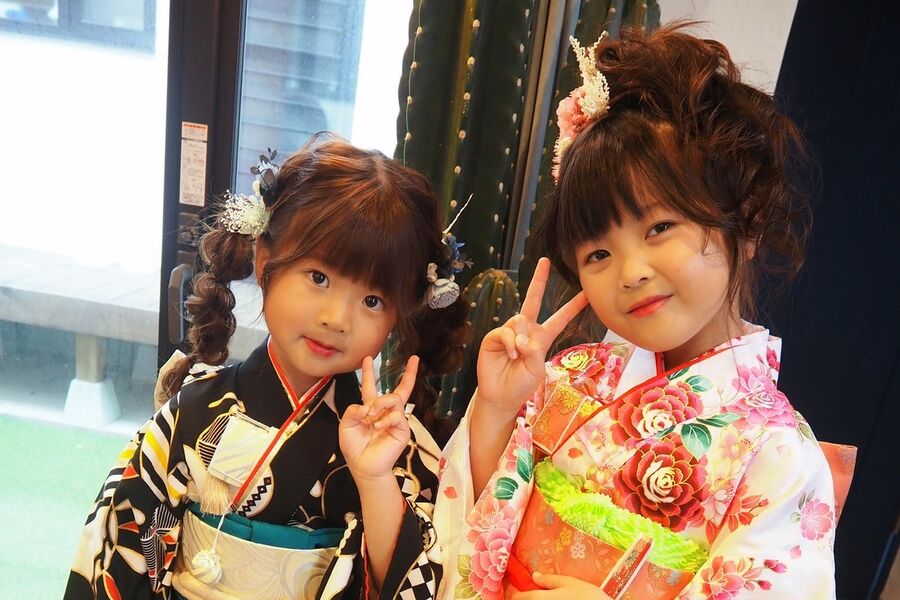七五三の着物姿のお子さまお二人
