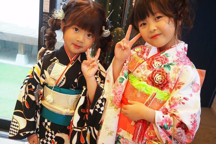 七五三の着物姿のお子さまお二人