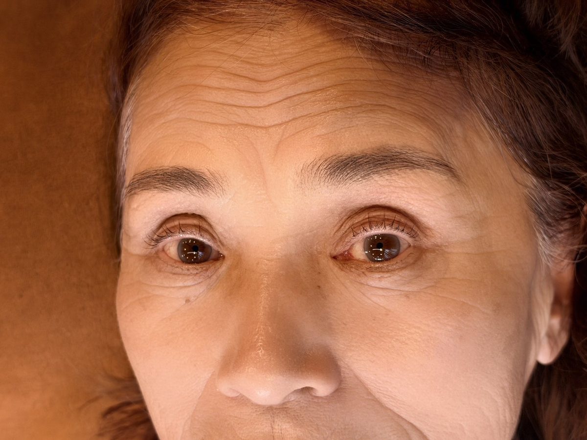 年齢を重ねた方の眉。毛流れを整えた状態