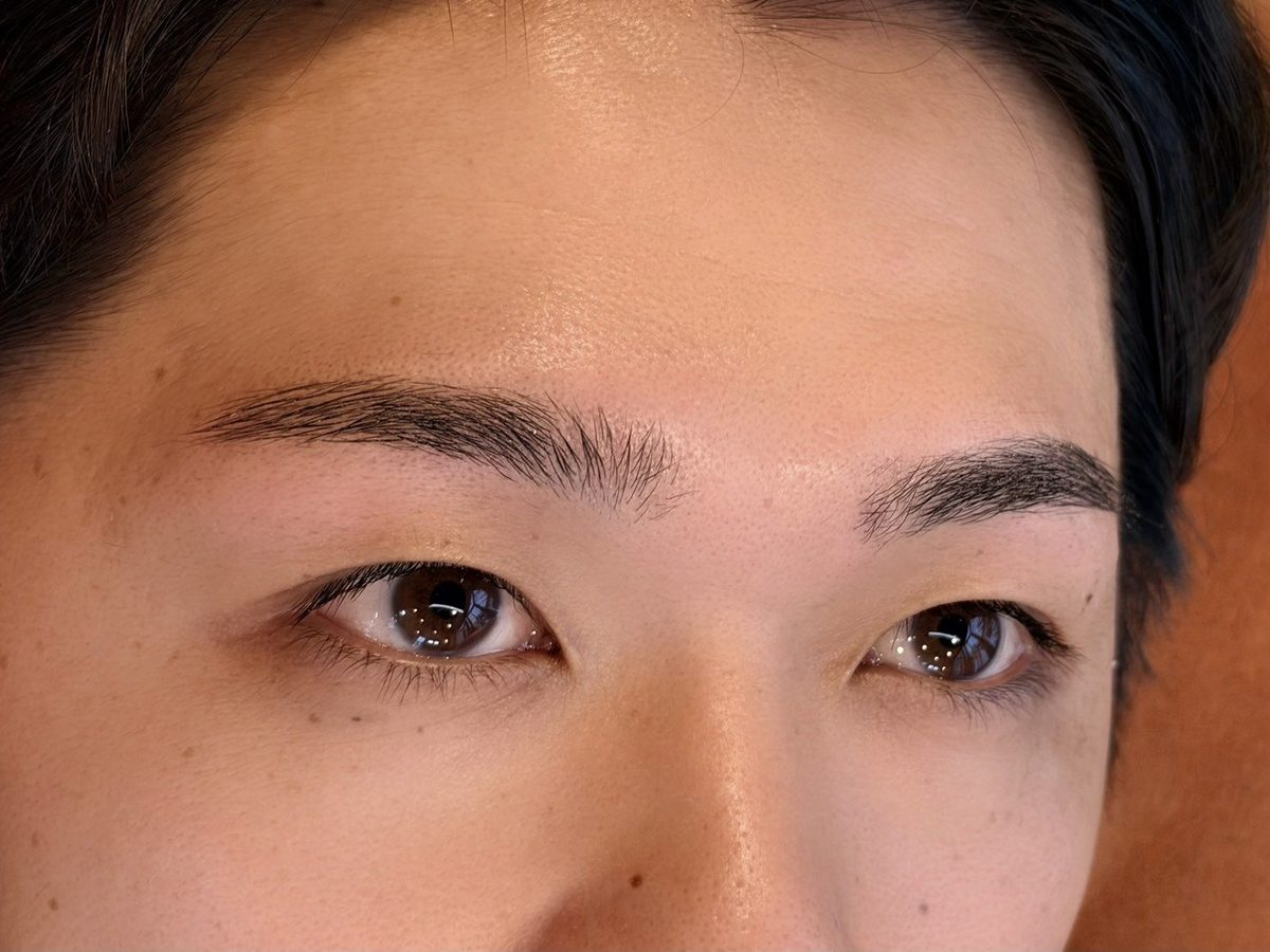 男性の眉を整えた状態。太さを残したまま毛流れを揃えている