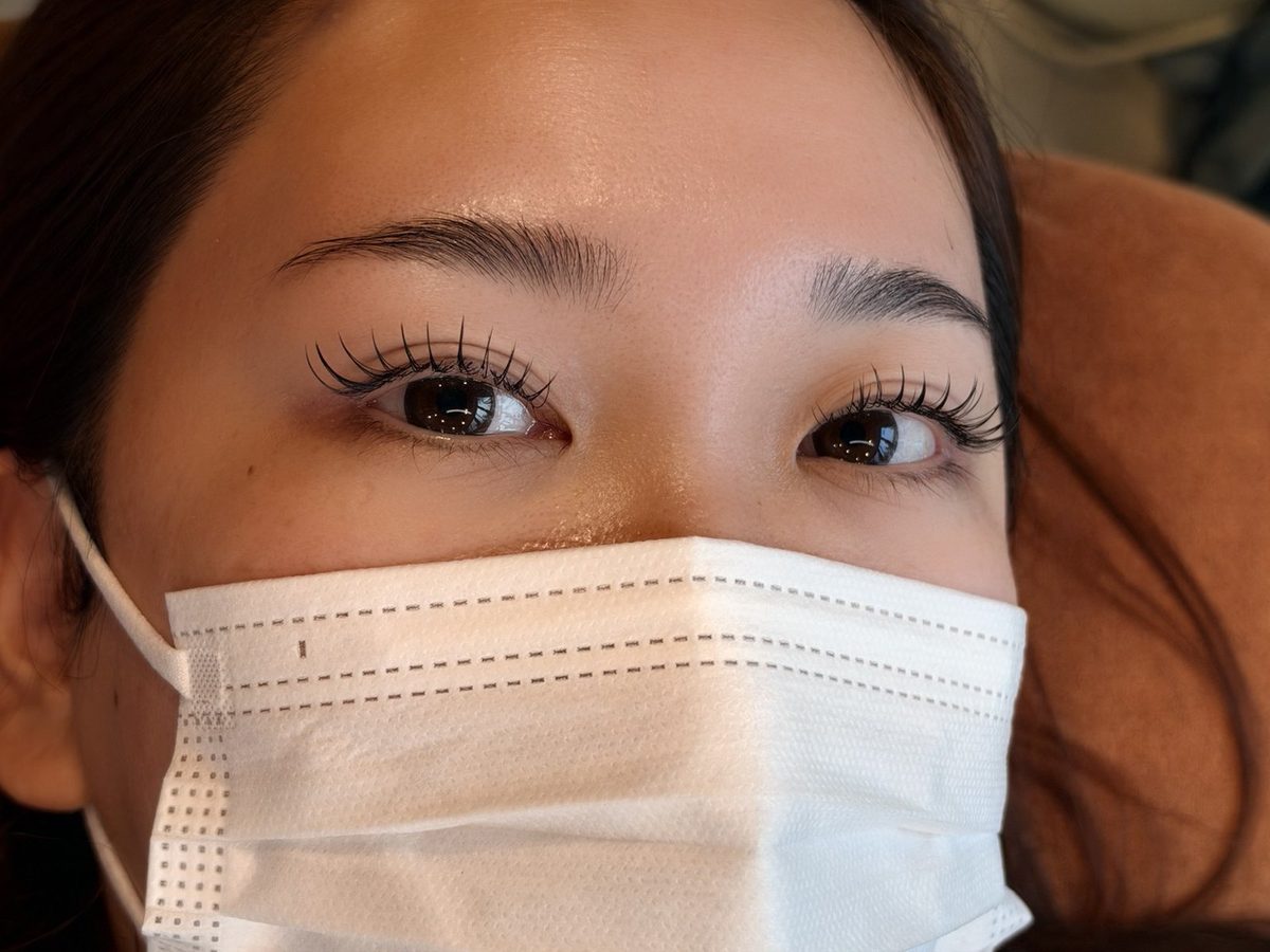 自まつ毛1本に1本ずつ付けていきます