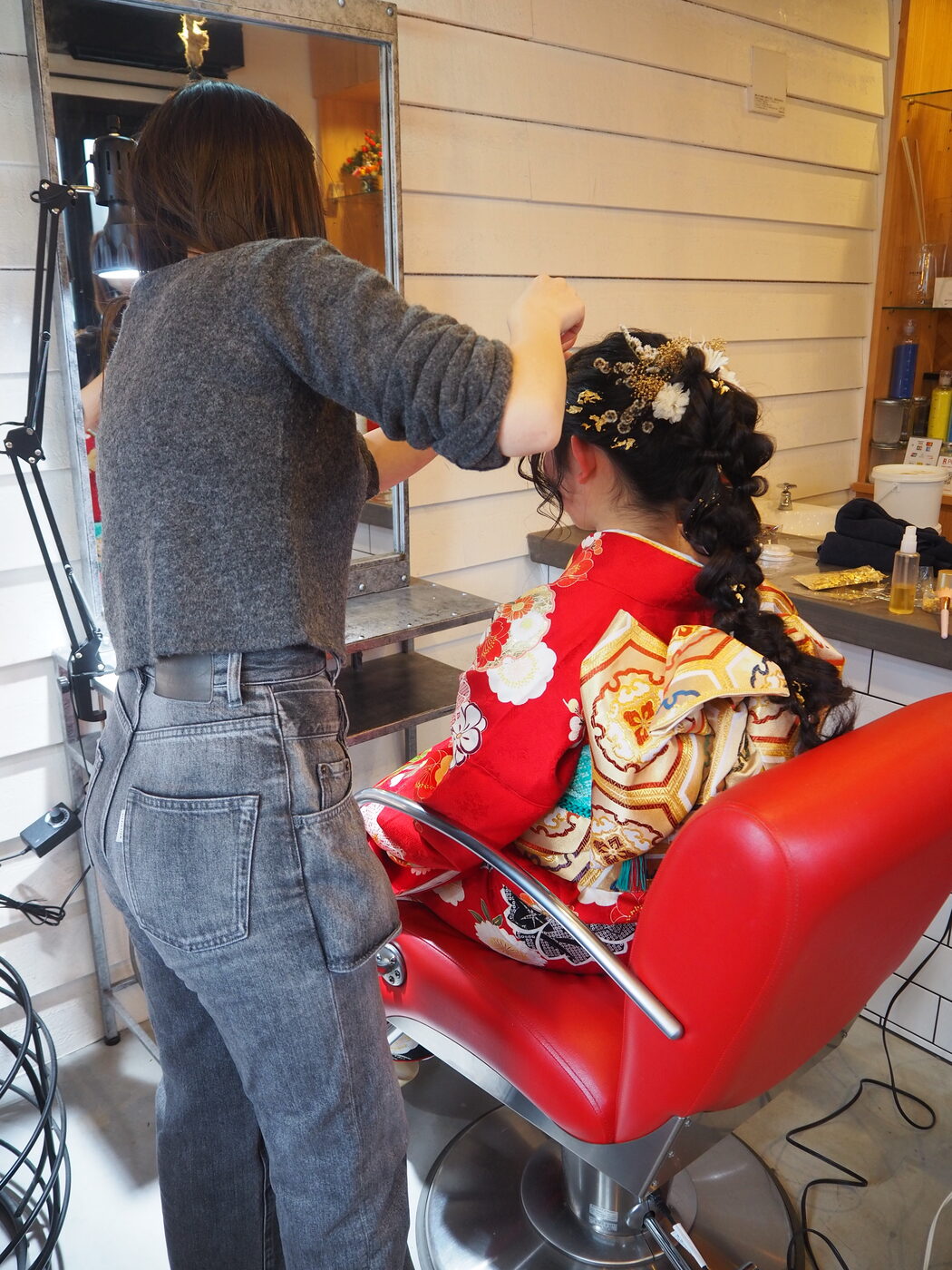 糸島のサロンで成人式のヘアセットを仕上げているところ