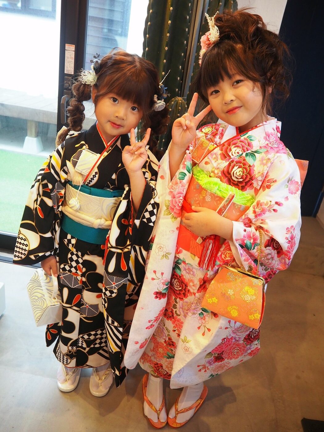 七五三の着物姿のお子さまお二人