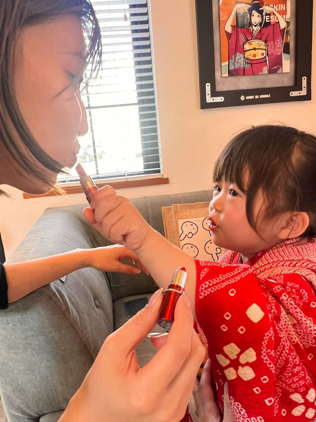 サロンでメイクを受けているところ。口紅をつけてもらうお子さま