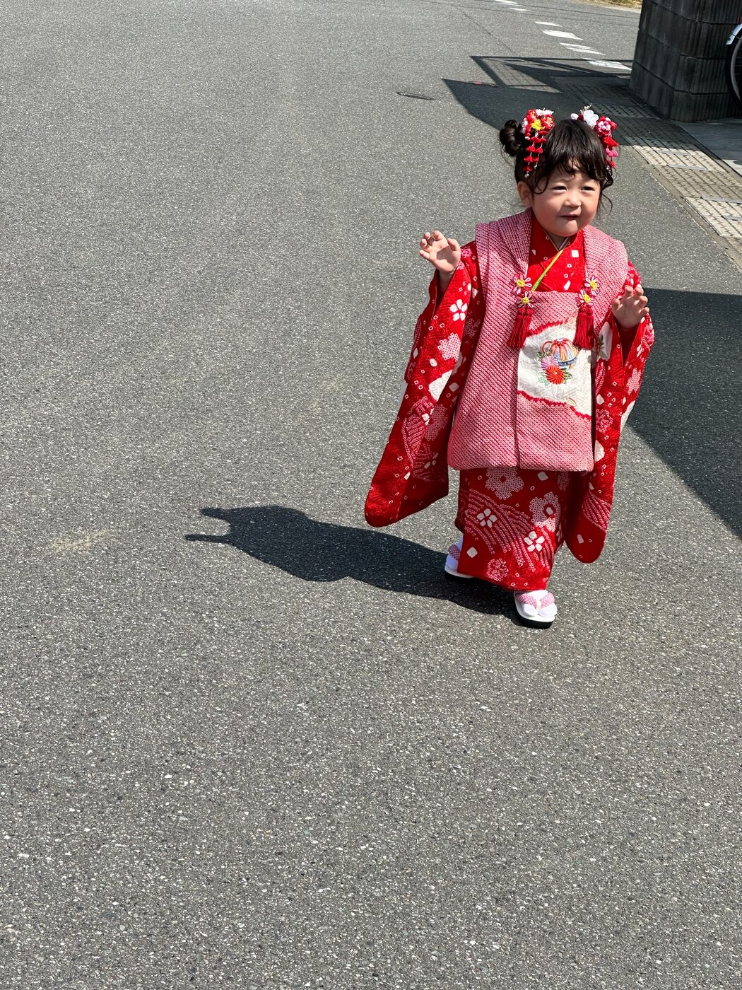 着物姿で歩くお子さま。七五三のお参りの道中