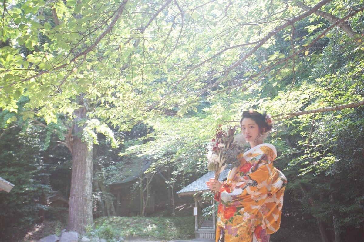 浴衣・着物姿で緑の中を歩く様子