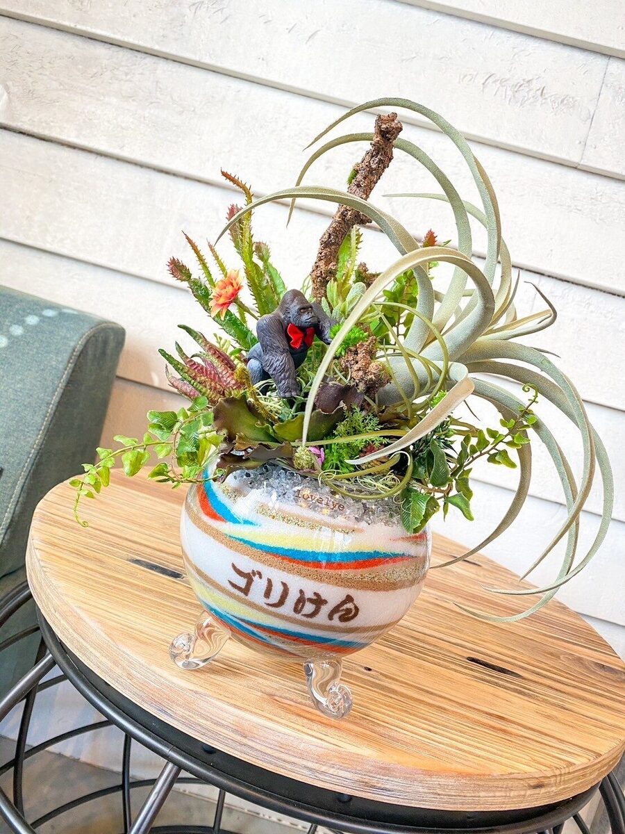 砂で名前を入れたサンドアート。15cm猫足グラスに多肉植物とエアプランツを合わせた作品