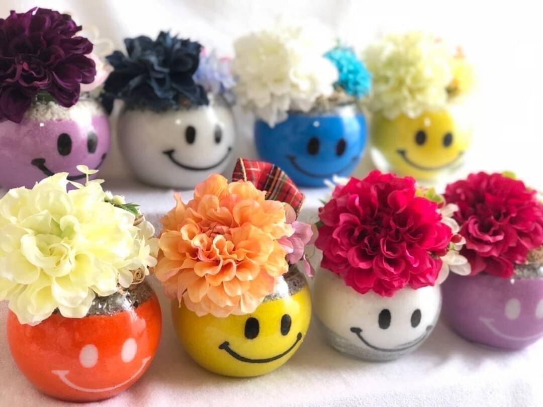 色とりどりのサンドアート作品。器の形も色の重ね方もさまざま