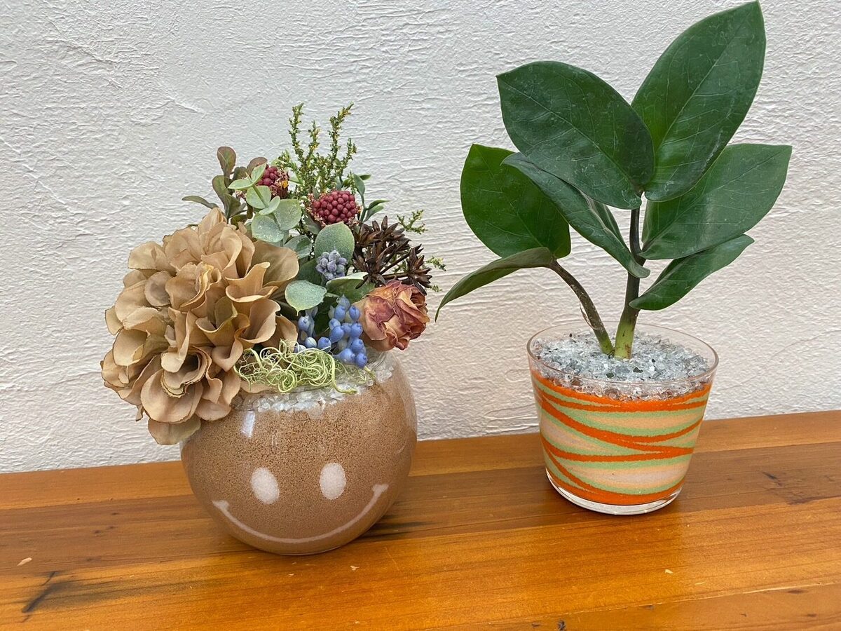 完成したサンドアートの作品。花をあしらったものと、層を重ねたグラス